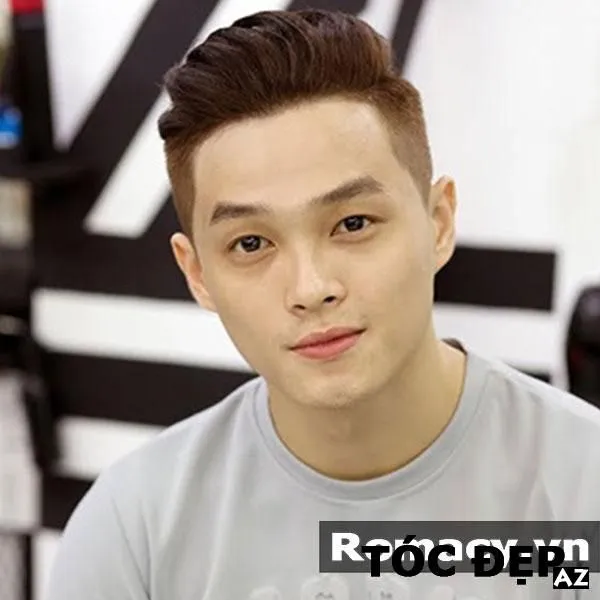 Kiểu tóc Side Part với đường cắt sắc nét hai bên, làm nổi bật đường hàm mạnh mẽ của khuôn mặt vuông