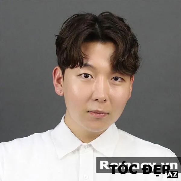 Một kiểu tóc Undercut gọn gàng với phần đỉnh tạo khối, rất phù hợp cho nam giới có khuôn mặt tròn