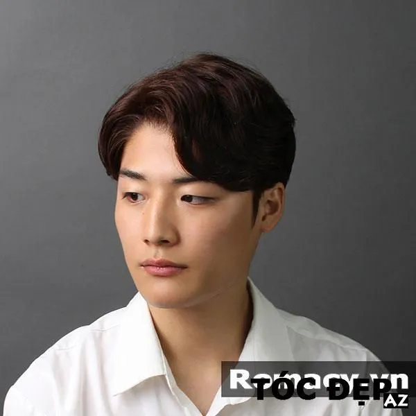 Kiểu tóc gọn gàng, rẽ ngôi nhẹ, tôn vinh đường nét hoàn hảo của khuôn mặt trái xoan nam giới