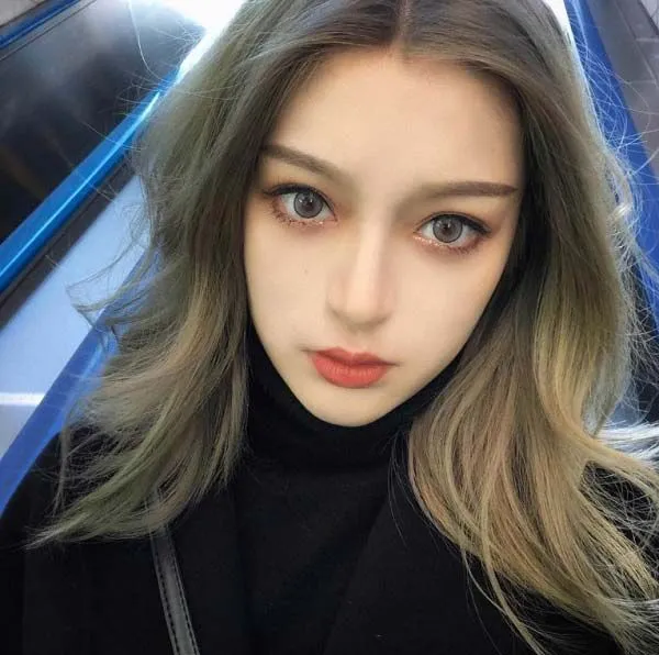 Hình ảnh một cô gái với mái tóc màu nâu rêu sáng bóng, khoe vẻ đẹp thời trang và hiện đại