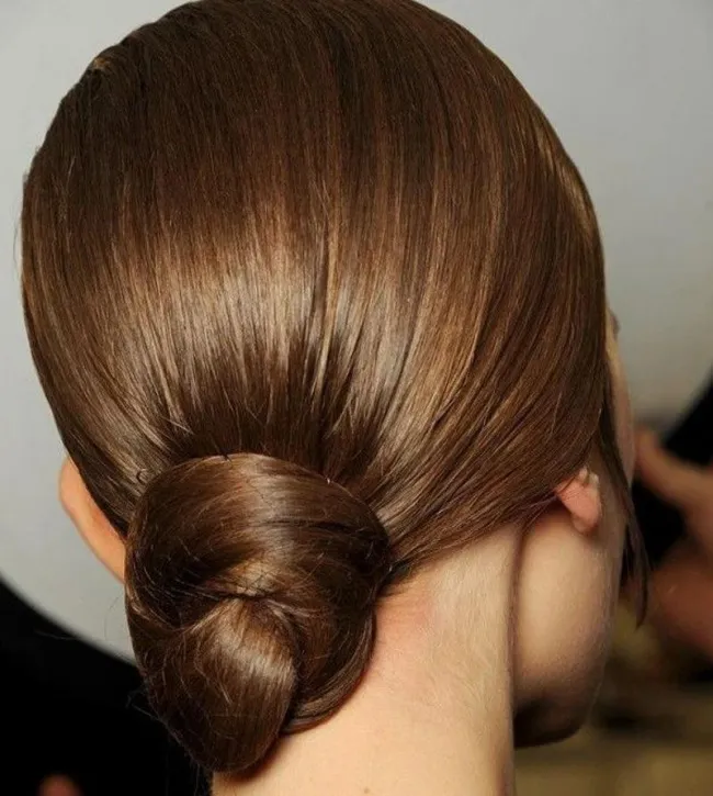 Mẹ cô dâu với kiểu búi tóc thấp cổ điển, búi tóc gọn gàng được cố định tinh tế ở gáy