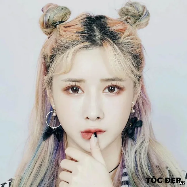 Cô gái với kiểu búi tóc hai bên lỏng tay, tạo hình búi Natra hiện đại, thể hiện sự cá tính