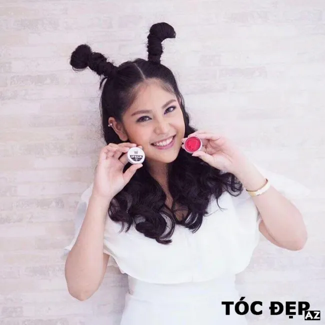 Tóc búi hai sừng nhỏ gọn, tạo hình dễ thương và nổi bật, phù hợp với phong cách thời trang năng động