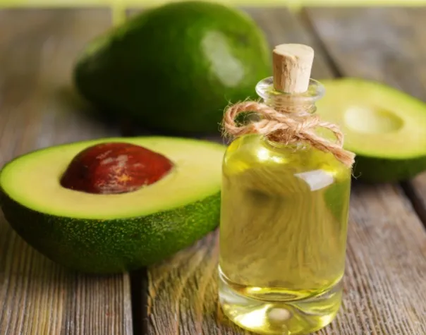 Ủ tóc bằng dầu dừa và bơ giúp tóc xoăn vào nếp và bóng mượt