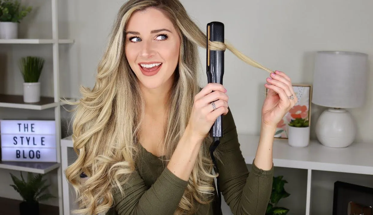 Dùng máy ép tóc tạo kiểu xoăn cụp đuôi Hàn Quốc