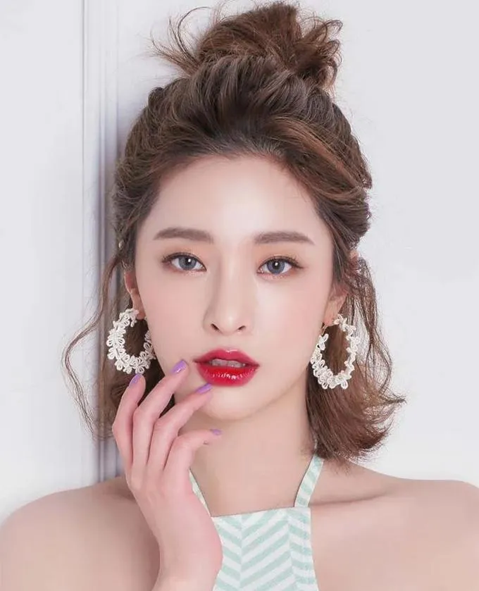 Xu hướng kiểu tóc ngắn buộc nửa đầu 2020