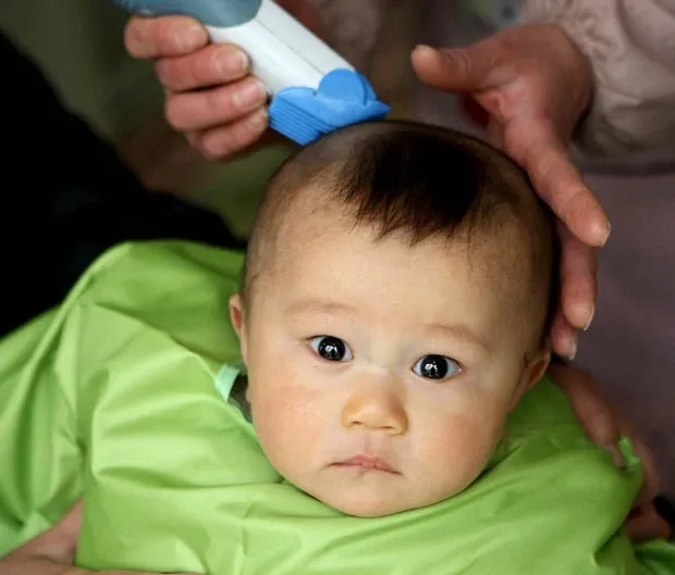 Dụng cụ cần có để thực hiện cách cắt tóc undercut cho bé trai tại nhà bao gồm tông đơ và kéo chuyên dụng