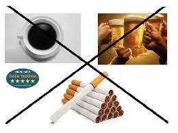 Hình ảnh một người đàn ông đang tập thể dục hoặc thực hiện các hoạt động thư giãn để quản lý căng thẳng