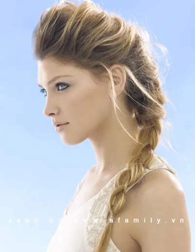 Kiểu tóc tết sam lãng mạn với mái phồng đơn giản tại nhà