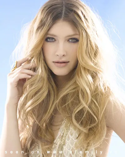 Kiểu tóc xoăn bồng bềnh cổ điển mang phong cách thập niên 70