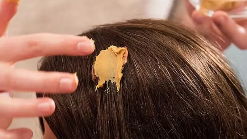 Không được vội vã vuốt mạnh kẹo ra khỏi tóc