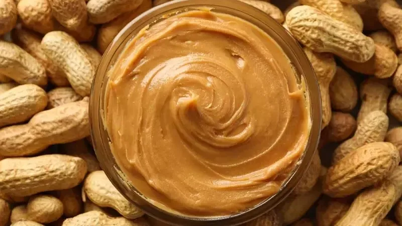 Thoa bơ đậu phộng lên bã kẹo cao su dính tóc