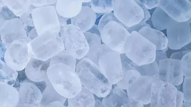 Sử dụng viên đá lạnh chườm lên kẹo cao su