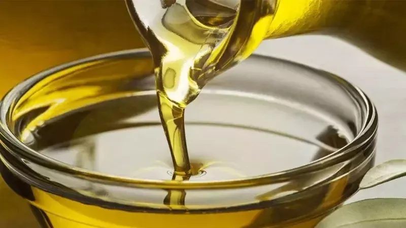 Xoa dầu ô liu để làm giảm độ bám dính của kẹo cao su