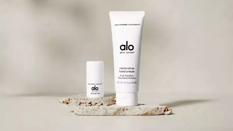 Sử dụng kem dưỡng da tay và kem dưỡng môi