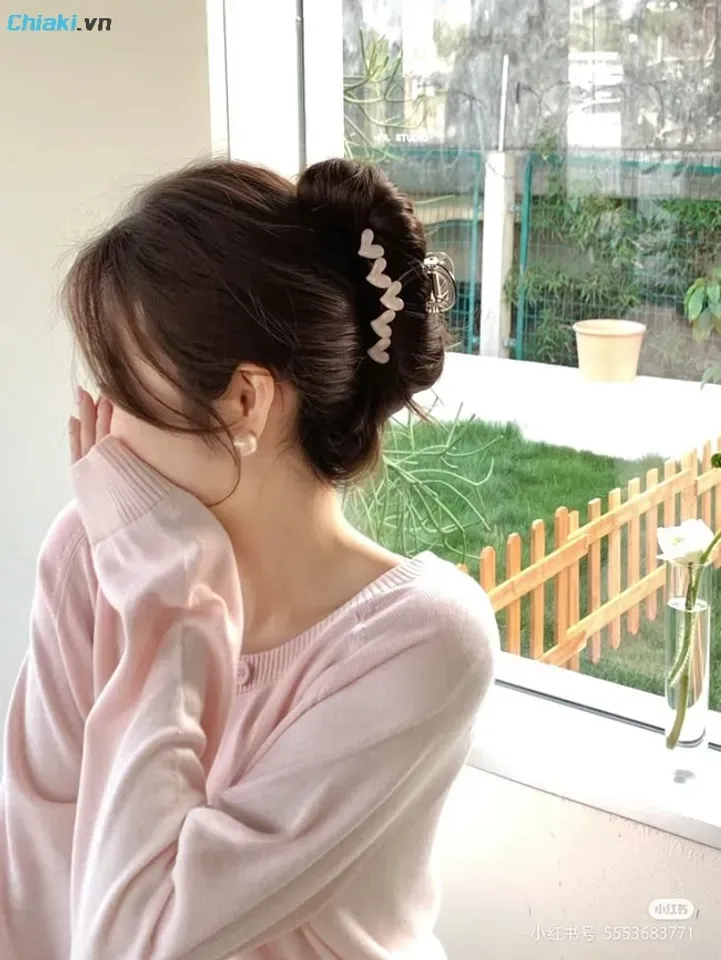 Sử dụng kẹp càng cua đúng cách sẽ không làm hỏng tóc