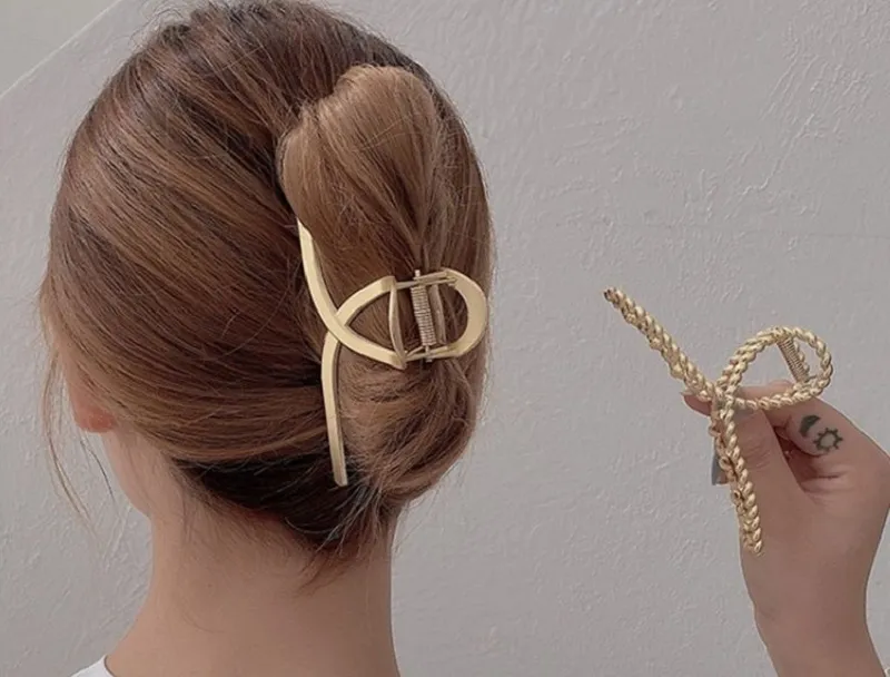 Kỹ thuật dùng kẹp càng cua tạo kiểu tóc và giữ nếp tóc đơn giản tại nhà