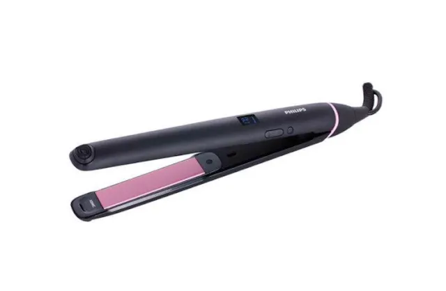 Máy kẹp duỗi tóc mini nhỏ gọn đang được sử dụng để chỉnh sửa một lọn tóc