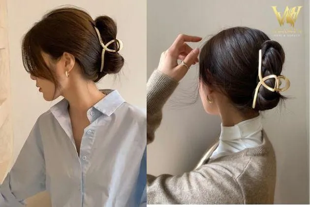 Người mẫu đang thực hiện kiểu kẹp toàn bộ tóc ngắn bằng kẹp càng cua lớn màu đen