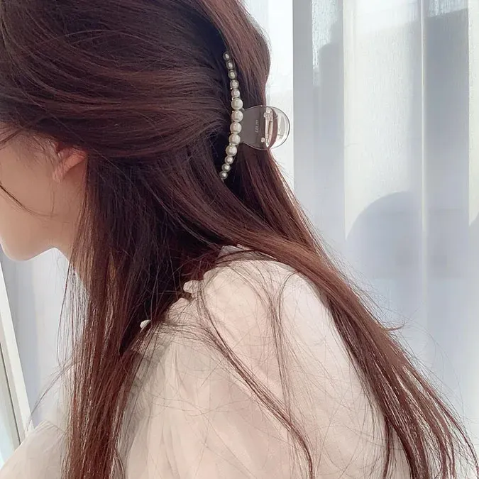 Kẹp càng cua ngọc trai mang đến vẻ đẹp sang trọng và quyến rũ cho mọi kiểu tóc.