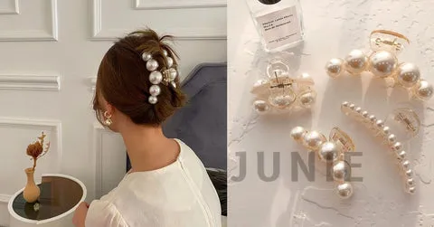 Kẹp càng cua đính ngọc trai hoặc đá pha lê tăng thêm vẻ nữ tính, dịu dàng