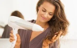 Máy sấy nóng giúp hạ màu nhuộm nhanh chóng