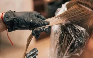 Nhuộm lại màu tóc khác khi tóc cũ lên không đúng màu