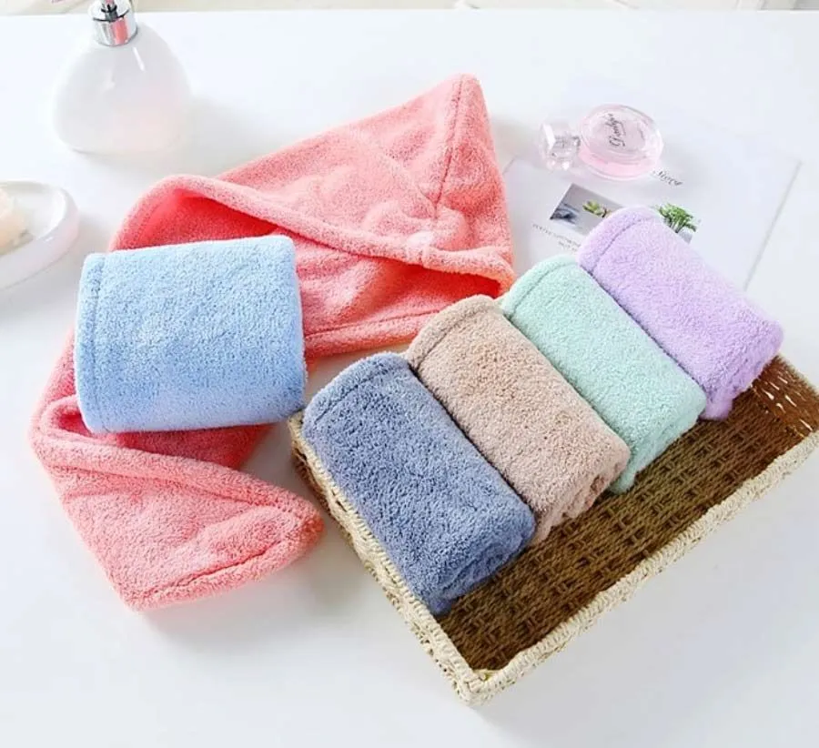 Một chiếc khăn bông siêu thấm được khuyến nghị dùng để lau tóc