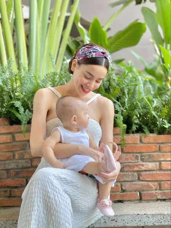 Á hậu Huyền My với kiểu cột tóc bằng vải lụa, thể hiện sự biến tấu trong cách cột tóc bằng tóc