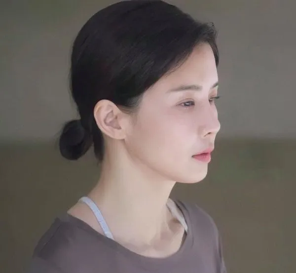 Mái tóc ngắn được cô biến tấu đầy ấn tượng trong phim.