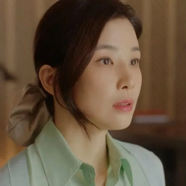 Cách cột vải ở phần đuôi tóc, để mái lưa thưa sang chảnh nhưng cũng đầy sang trọng.