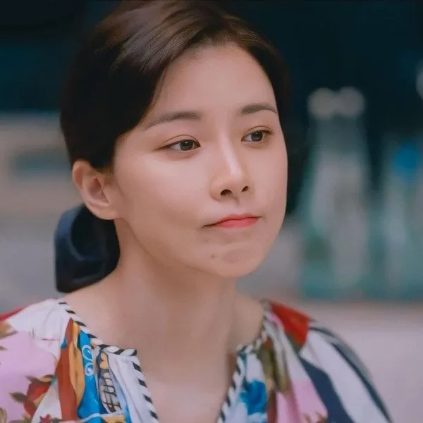 Kiểu tóc được cột bằng vải to huyền thoại đang làm phái đẹp mê mệt của Lee Bo Young.