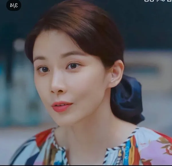 Kiểu tóc được cột bằng vải to huyền thoại đang làm phái đẹp mê mệt của Lee Bo Young.