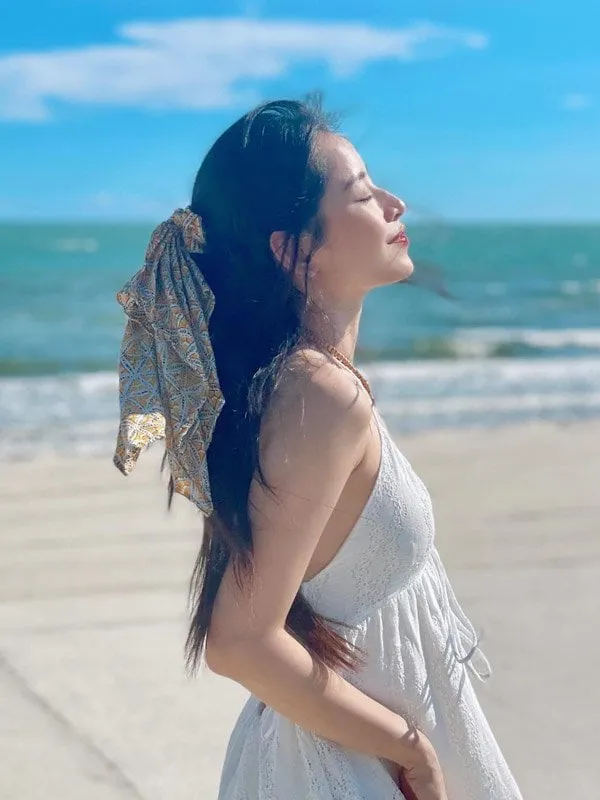 Chi Pu dùng vải có họa tiết để tạo điểm nhấn cho tổng thể.