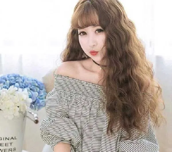 Chăm sóc tóc xoăn mì tôm là một quá trình toàn diện, từ việc gội xả đến các sản phẩm dưỡng chuyên sâu