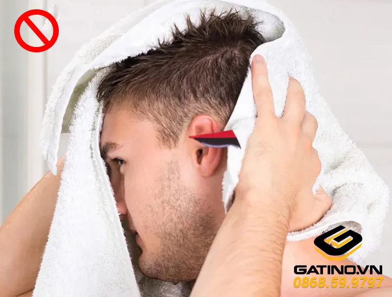 Sử dụng khăn thấm nhẹ nước thay vì lau khô tóc uốn nam