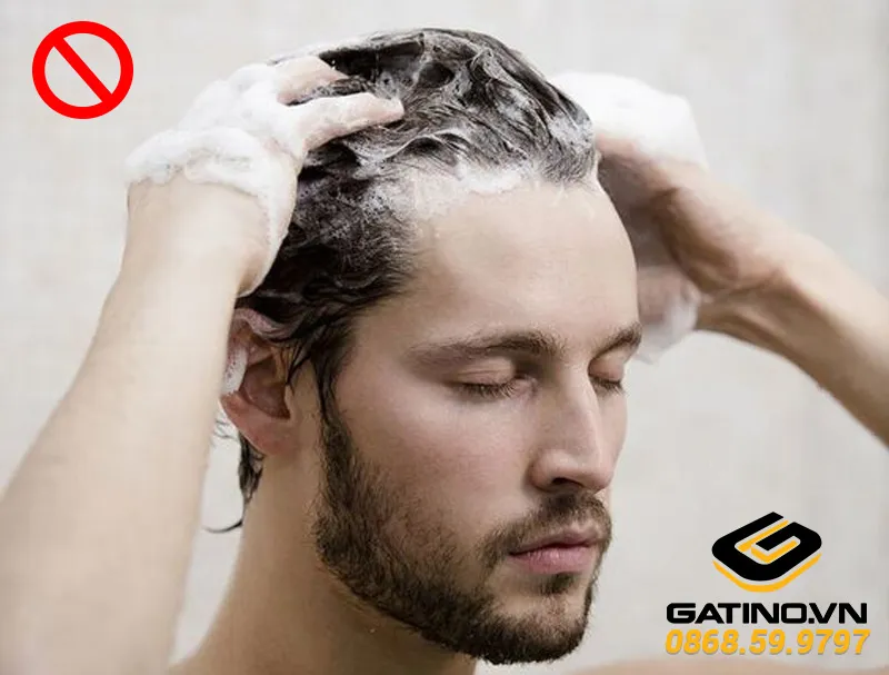 Không gội đầu ngay sau khi uốn tóc là bước quan trọng để giữ nếp