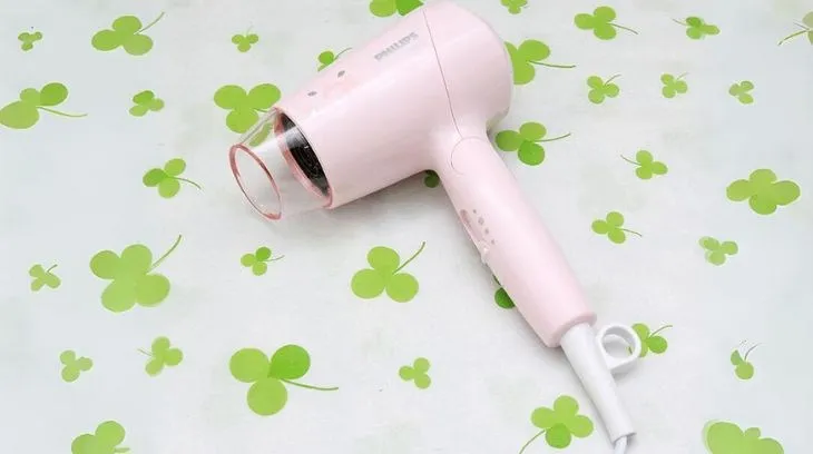 Máy sấy tóc sở hữu công nghệ Thermoprotect bảo vệ tóc khỏi hư tổn do nhiệt độ cao