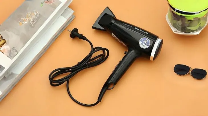 Vệ sinh bộ lọc máy sấy tóc định kỳ để tăng tuổi thọ và duy trì hiệu suất sấy