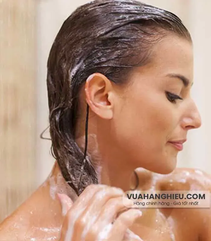 Sử dụng dầu xả trước dầu gội là một mẹo nhỏ giúp tóc bồng bềnh và giảm gãy rụng