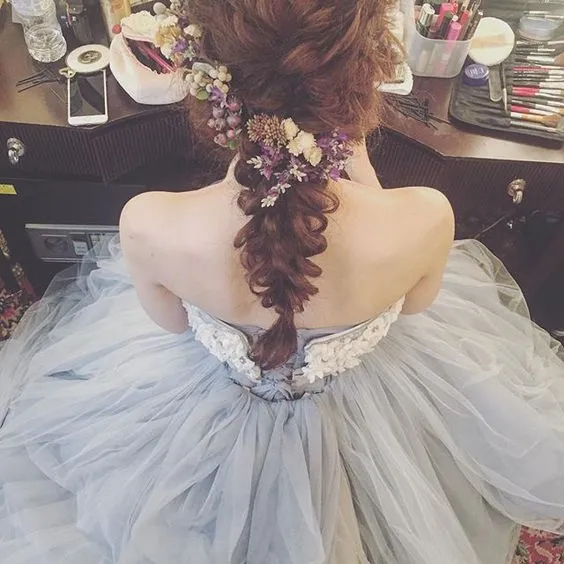 Búi tóc cô dâu không chỉ là một phụ kiện trang sức quan trọng trong ngày cưới, mà còn giúp bạn trông thật long lanh và quyến rũ. Nếu bạn muốn tìm kiếm búi tóc đẹp nhất để kết hợp với chiếc váy cưới của mình, hãy tham khảo hình ảnh này. Tại đây, bạn sẽ tìm thấy những búi tóc độc đáo và sang trọng nhất.