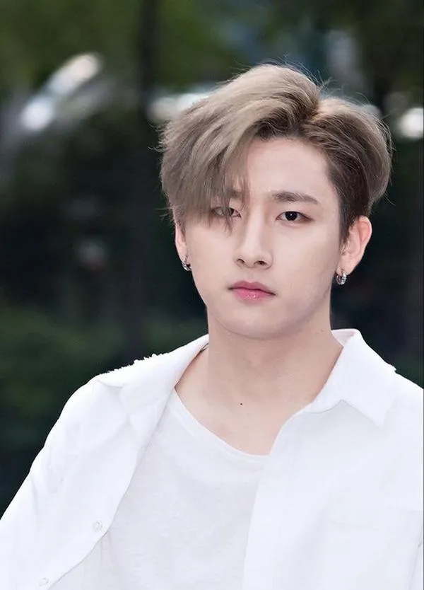 Tóc 2 mái cho nam mặt tròn được vuốt tỉ mỉ