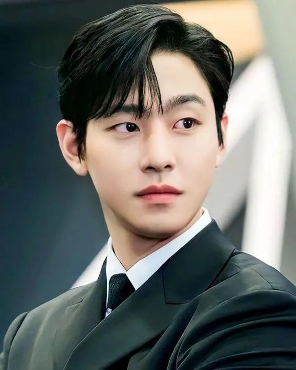 Tóc 2 mái nam cho mặt tròn, vuốt cao để tạo góc cạnh