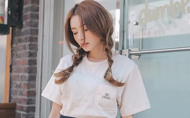 Cô gái có tóc ngắn tết hai bên, tạo phong cách tinh nghịch và trẻ trung