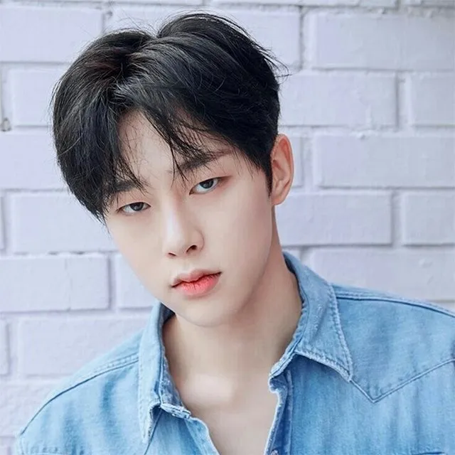 Mái tóc 6/4 được uốn nhẹ, tạo nếp sóng mềm mại, phù hợp với các chàng trai theo đuổi phong cách lãng tử