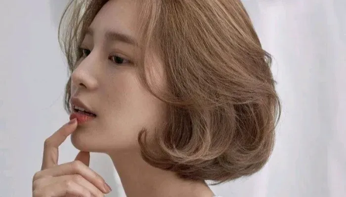 Kiểu tóc bob uốn xoăn ngắn sang trọng và hiện đại