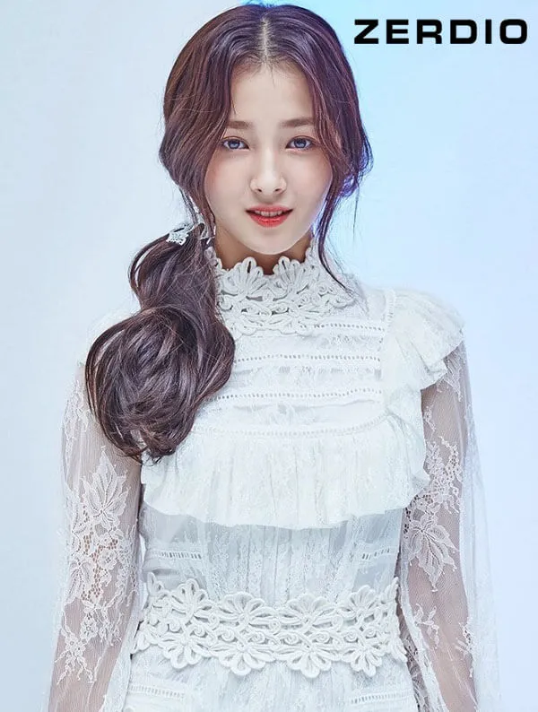 Tóc búi lệch kết hợp mũ lưỡi trai