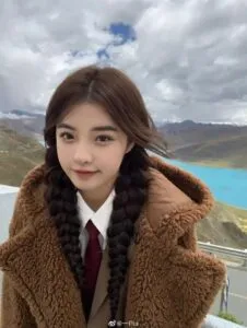 Kiểu tóc đuôi sam hai bên xinh xắn