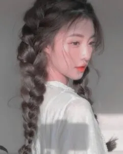 Tết tóc đuôi sam cổ điển phù hợp với bạn gái tóc dài