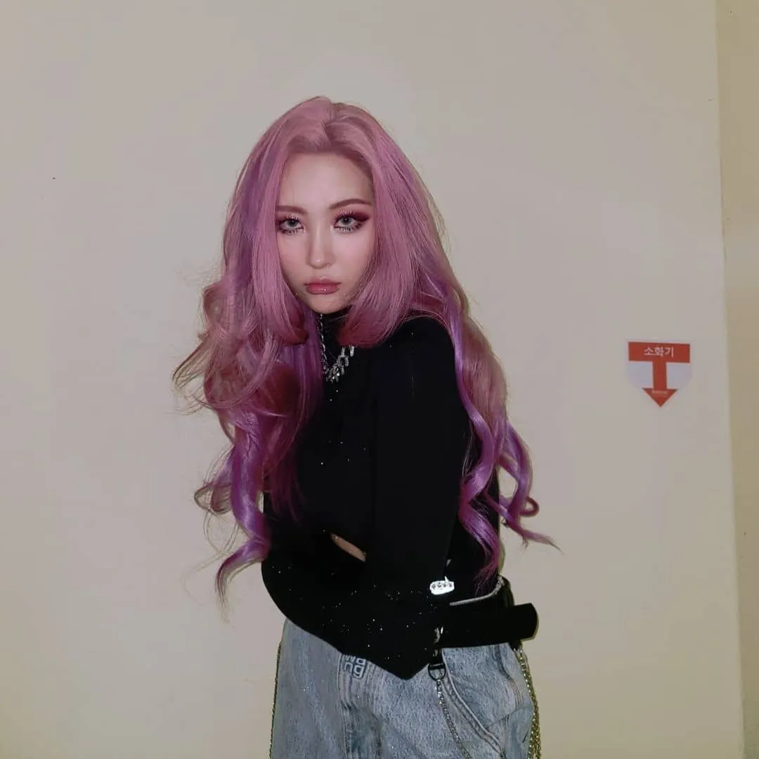 Hình ảnh một chuyên gia đang pha trộn thuốc nhuộm tóc một cách cẩn thận trong phòng thí nghiệm tóc